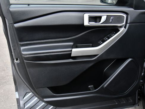 Used 2022 Ford Explorer XLT w/ Equipment Group 202A image 13