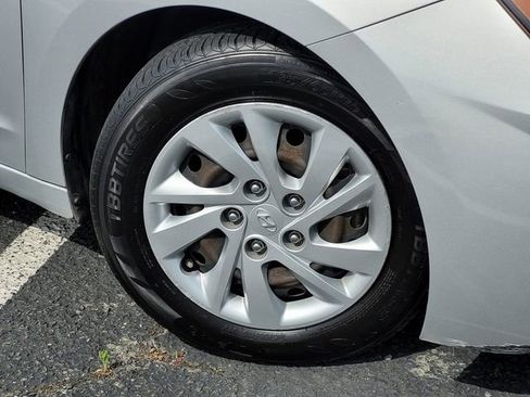 Used 2019 Hyundai Elantra SE w/ Cargo Package FWD image 9