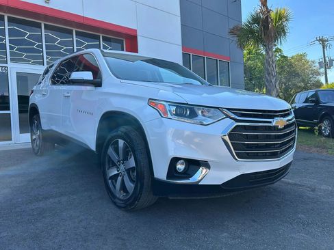 Used 2021 Chevrolet Traverse LT w/ LT Premium Package FWD image 3