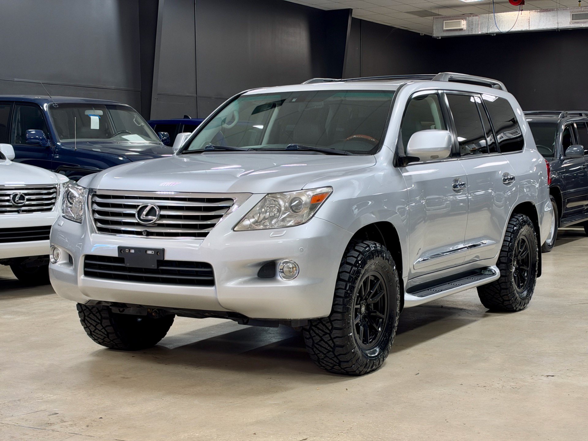 Used 2010 Lexus LX 570 4WD image 1