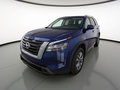 Used 2025 Nissan Pathfinder SV image 3