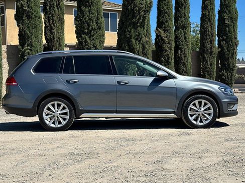 Used 2017 Volkswagen Golf Alltrack AWD/4WD image 3