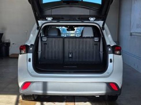 Used 2022 Toyota Highlander XLE image 5