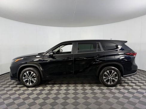 Used 2025 Toyota Highlander XLE FWD image 11