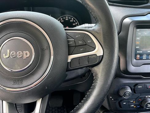 Used 2019 Jeep Renegade Latitude w/ Cold Weather Group AWD/4WD image 11