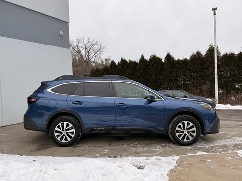 Used 2022 Subaru Outback Premium image 2