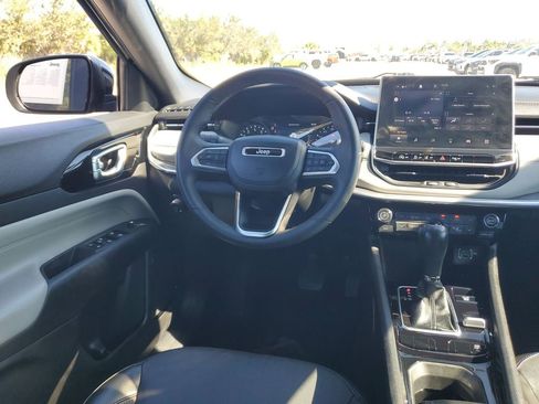 Used 2023 Jeep Compass Limited image 15