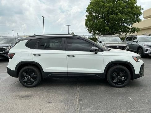 New 2026 Volkswagen Taos SE FWD image 2