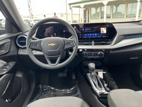 Used 2025 Chevrolet Trax LT FWD image 31