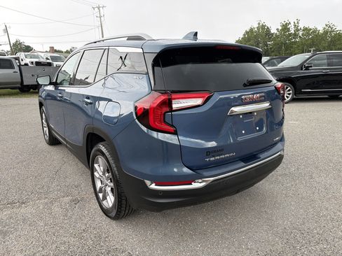 Used 2024 GMC Terrain SLT AWD/4WD image 3