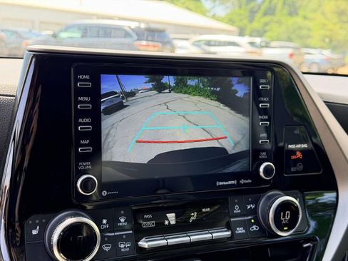 Used 2022 Toyota Highlander XLE AWD/4WD image 4