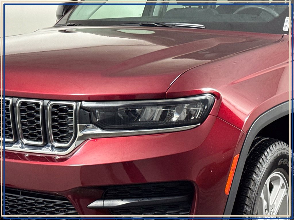 Used 2023 Jeep Grand Cherokee Laredo AWD/4WD image 2