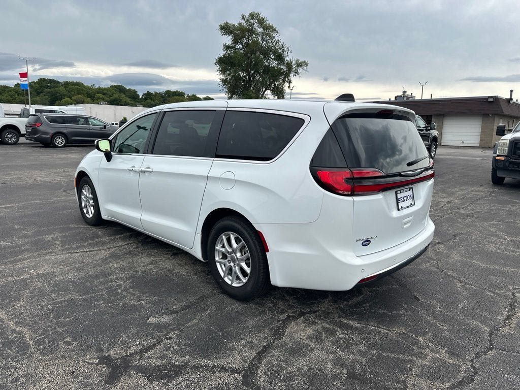 Used 2023 Chrysler Pacifica Touring-L FWD image 7