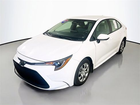 Used 2025 Toyota Corolla LE image 3