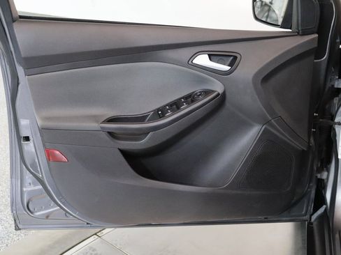 Used 2014 Ford Focus SE w/ SE Winter Package image 9