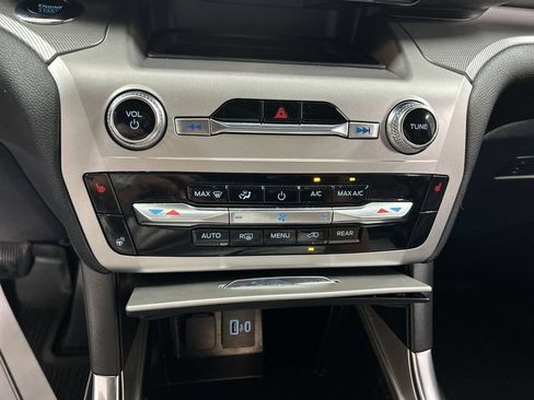 Used 2022 Ford Explorer XLT w/ Equipment Group 202A AWD/4WD image 17