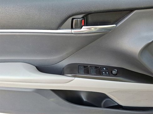 Used 2022 Toyota Camry SE image 12