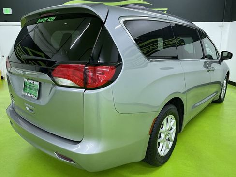 Used 2021 Chrysler Voyager Lxi image 10