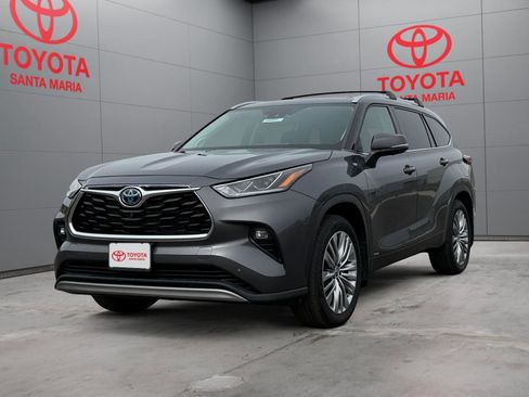 Used 2024 Toyota Highlander Platinum image 9