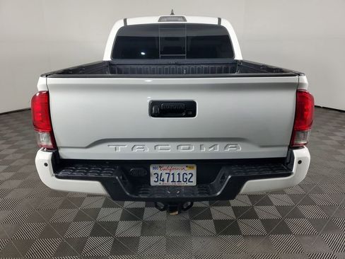 Used 2017 Toyota Tacoma SR image 5