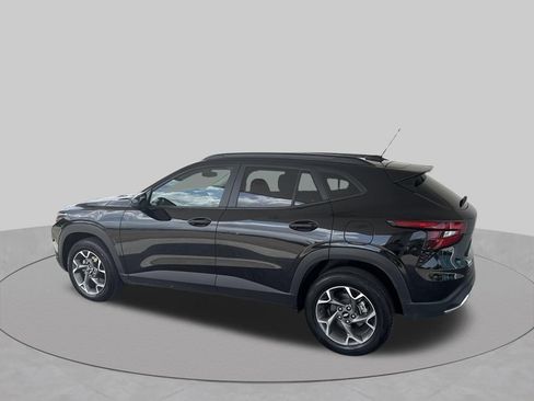 Used 2025 Chevrolet Trax LT FWD image 4
