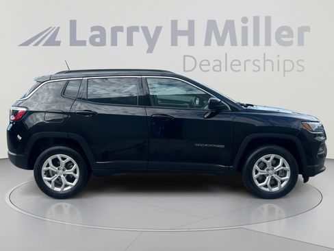 Used 2024 Jeep Compass Latitude AWD/4WD image 7