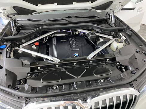 Used 2022 BMW X7 xDrive40i w/ Premium Package image 32