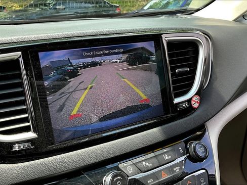 Used 2024 Chrysler Pacifica Touring-L FWD image 17