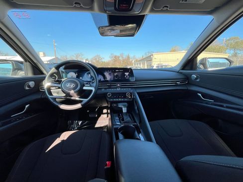 Used 2025 Hyundai Elantra SEL image 32