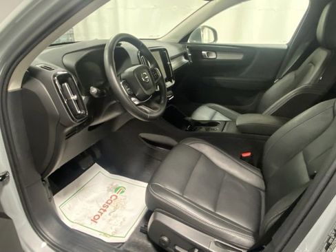 Used 2025 Volvo XC40 B5 Core image 10