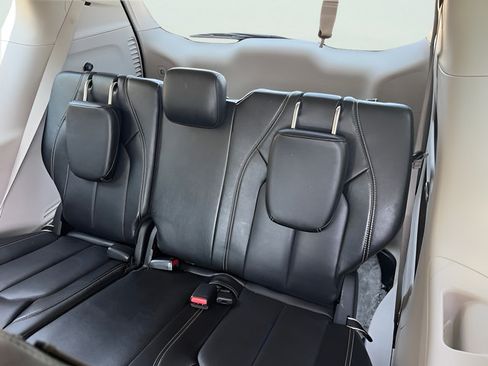 Used 2024 Chrysler Pacifica Touring-L FWD image 33