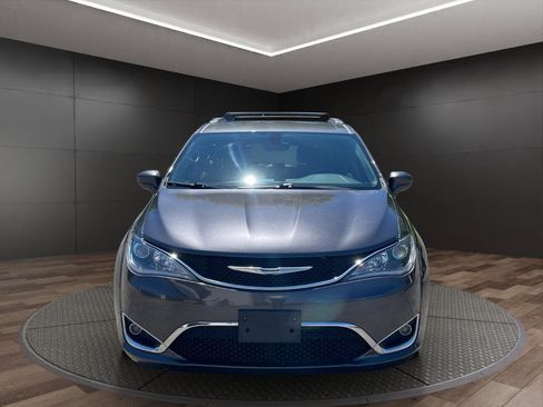 Used 2018 Chrysler Pacifica Touring-L FWD image 3