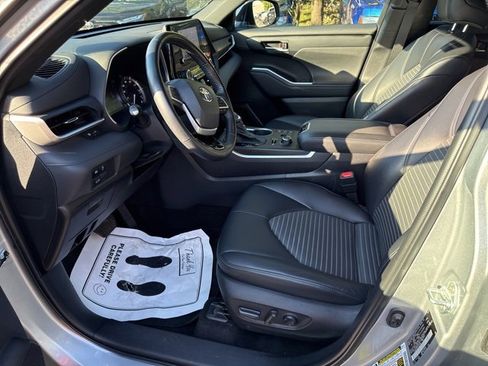 Used 2023 Toyota Highlander XSE image 18