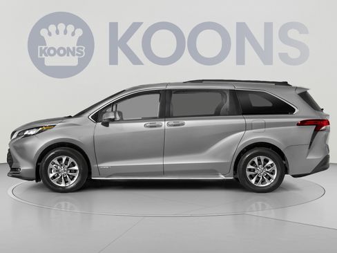 Used 2024 Toyota Sienna XLE FWD image 4