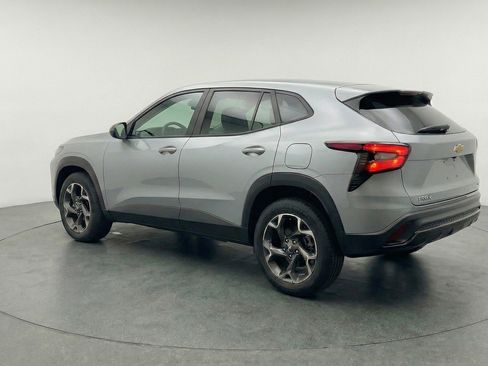 Used 2025 Chevrolet Trax LT FWD image 6