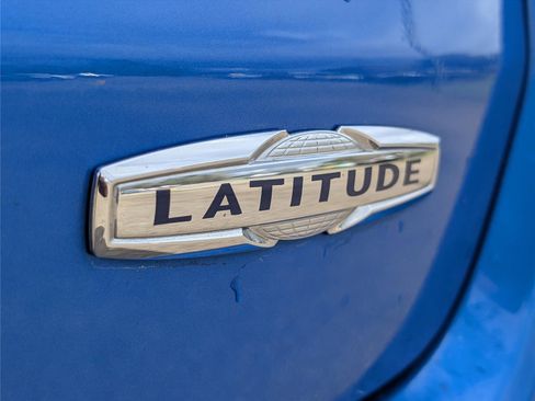 Used 2024 Jeep Compass Latitude image 28