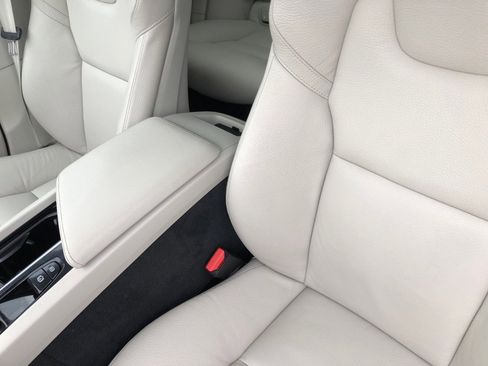 Used 2022 Volvo XC60 B5 Momentum image 19