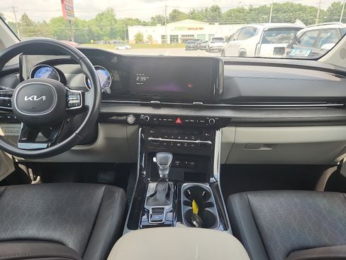 Used 2024 Kia Carnival EX FWD image 9