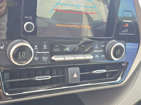 Used 2023 Toyota Highlander XLE image 27