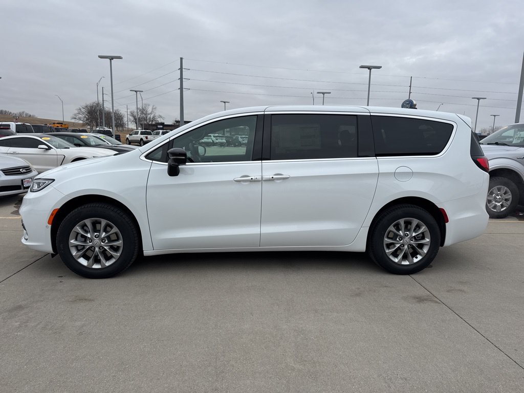 New 2026 Chrysler Pacifica Select AWD/4WD image 25