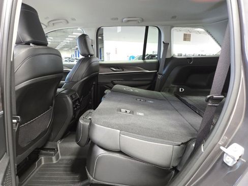 Used 2024 Jeep Grand Cherokee Limited w/ Black Appearance Package image 37