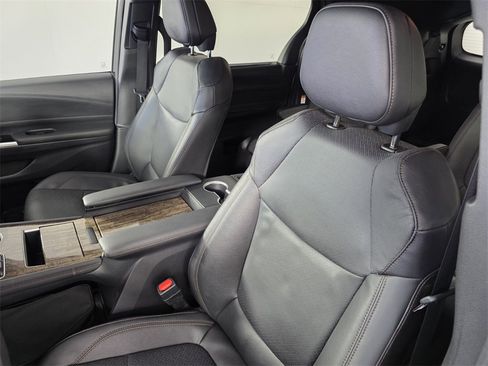 Used 2025 Toyota Sienna Platinum image 11