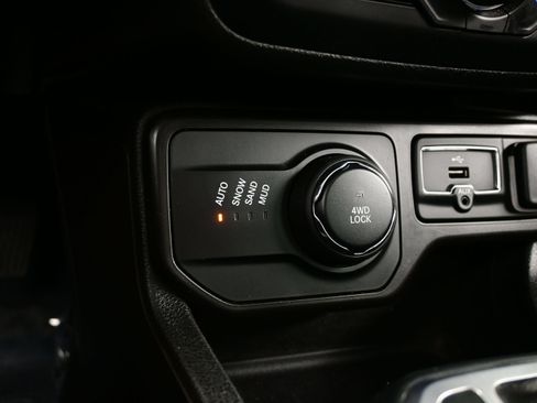 Used 2021 Jeep Renegade Latitude AWD/4WD image 18