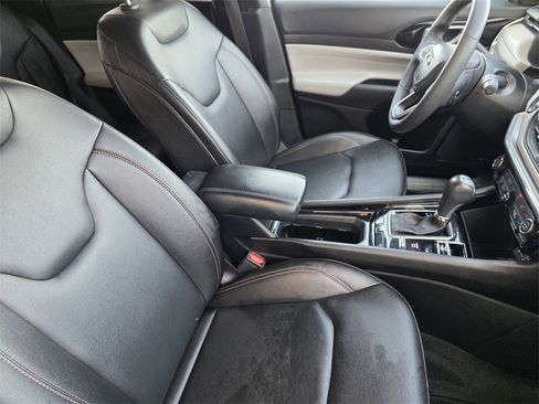 Used 2019 Jeep Cherokee Trailhawk image 11