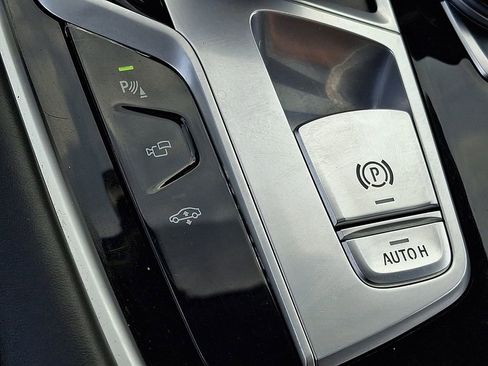 Used 2018 BMW M760i xDrive image 21