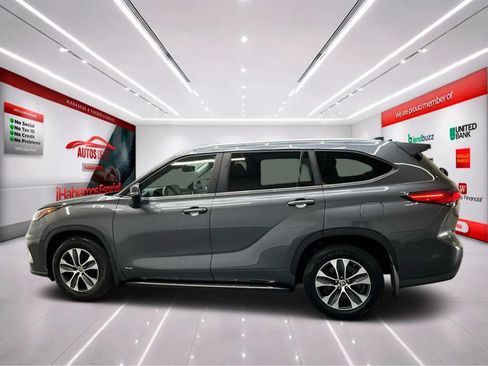 Used 2023 Toyota Highlander XLE image 4