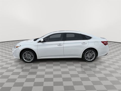 Used 2018 Toyota Avalon Limited image 2