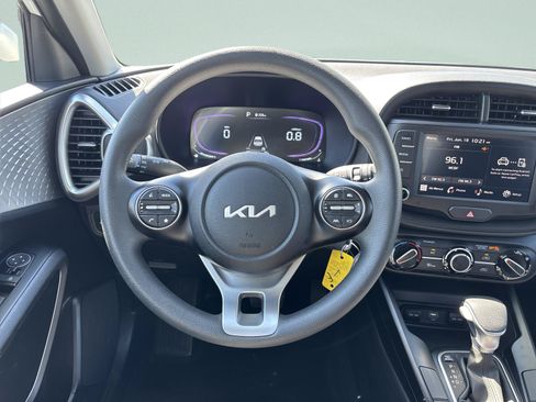 Used 2025 Kia Soul LX w/ LX Technology Package FWD image 20
