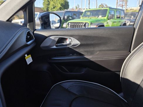 New 2026 Chrysler Pacifica Limited image 13