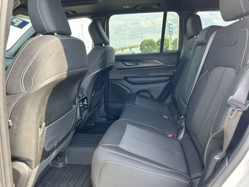 Used 2025 Jeep Grand Cherokee Laredo X RWD image 9
